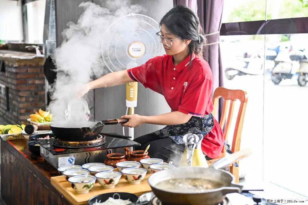 全网追的“扁担女孩”,找了一份暑假工,时薪12元 - 武威生活资讯 - 武威28生活网 wuwei.28life.com